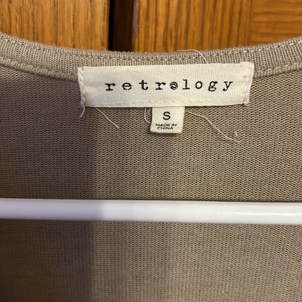 Woman’s shirt - Picture 2 of 3